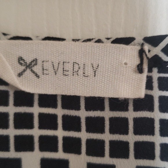 Anthropologie EVERLY Sleeveless Top Silky Black White Geometric - Picture 8 of 9